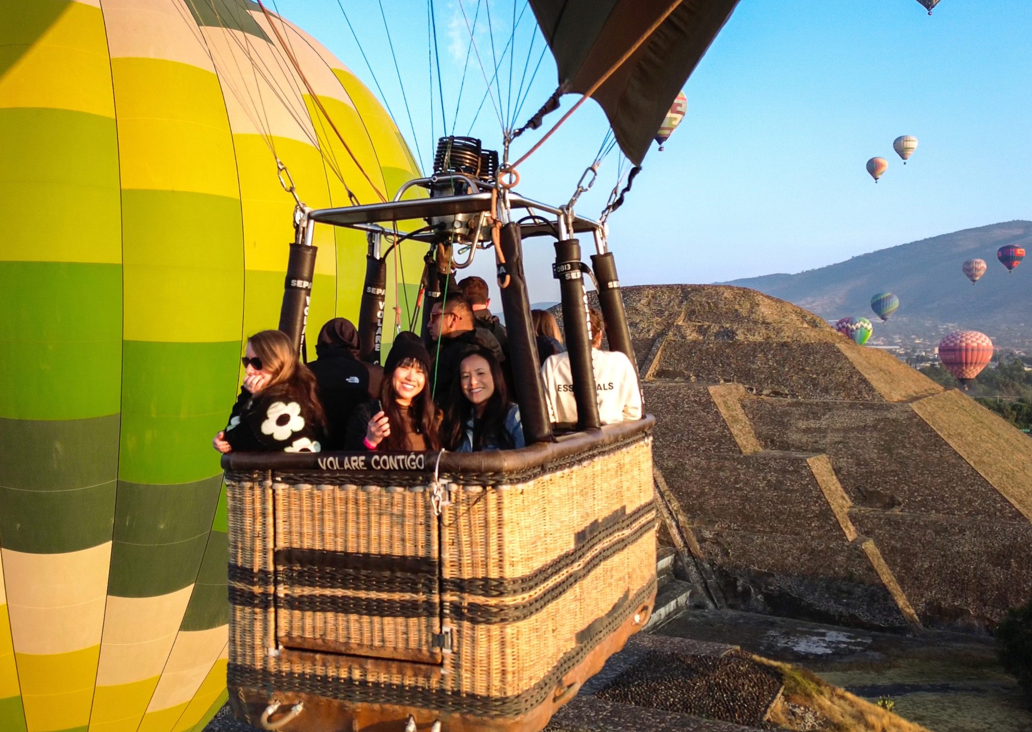 Globo aerostático sobre pirámides de Teotihuacán